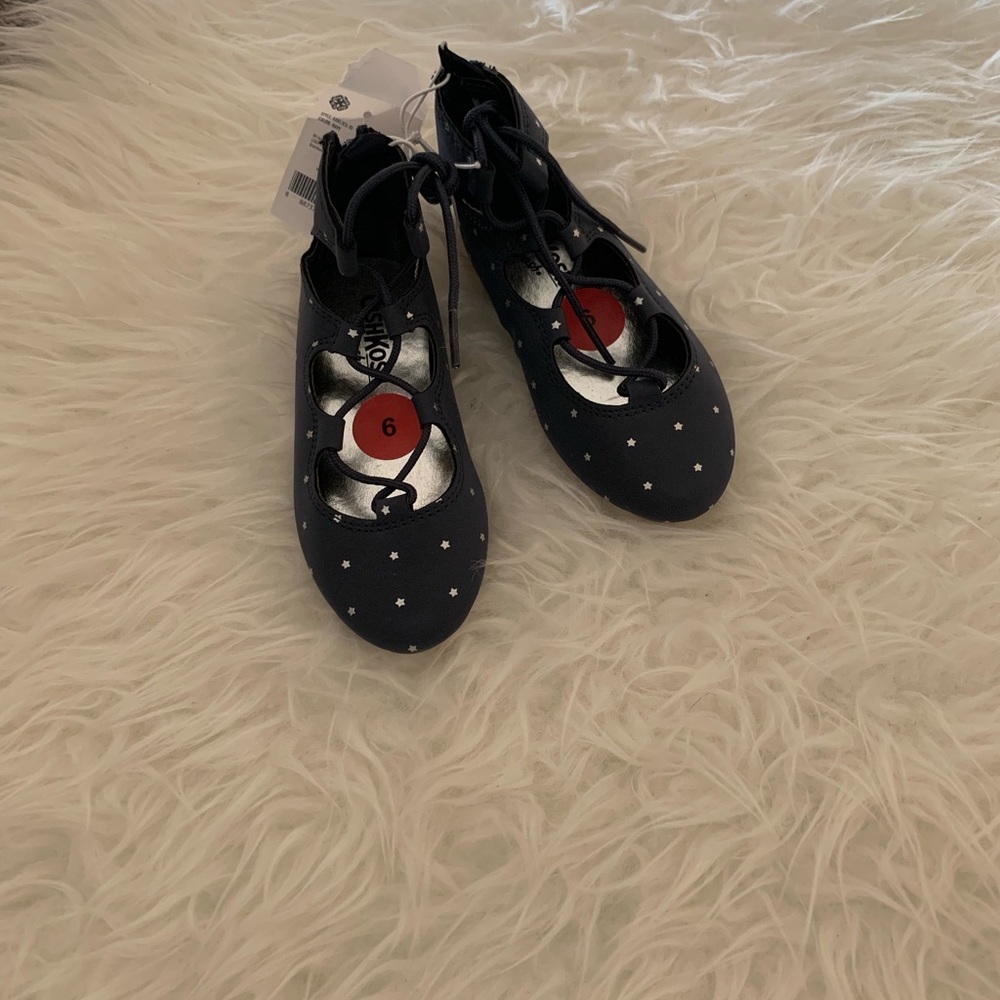 OshKosh B’gosh girls lace up shoes.